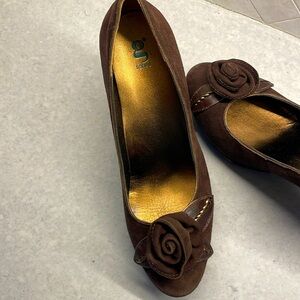 Brown suede platform pump